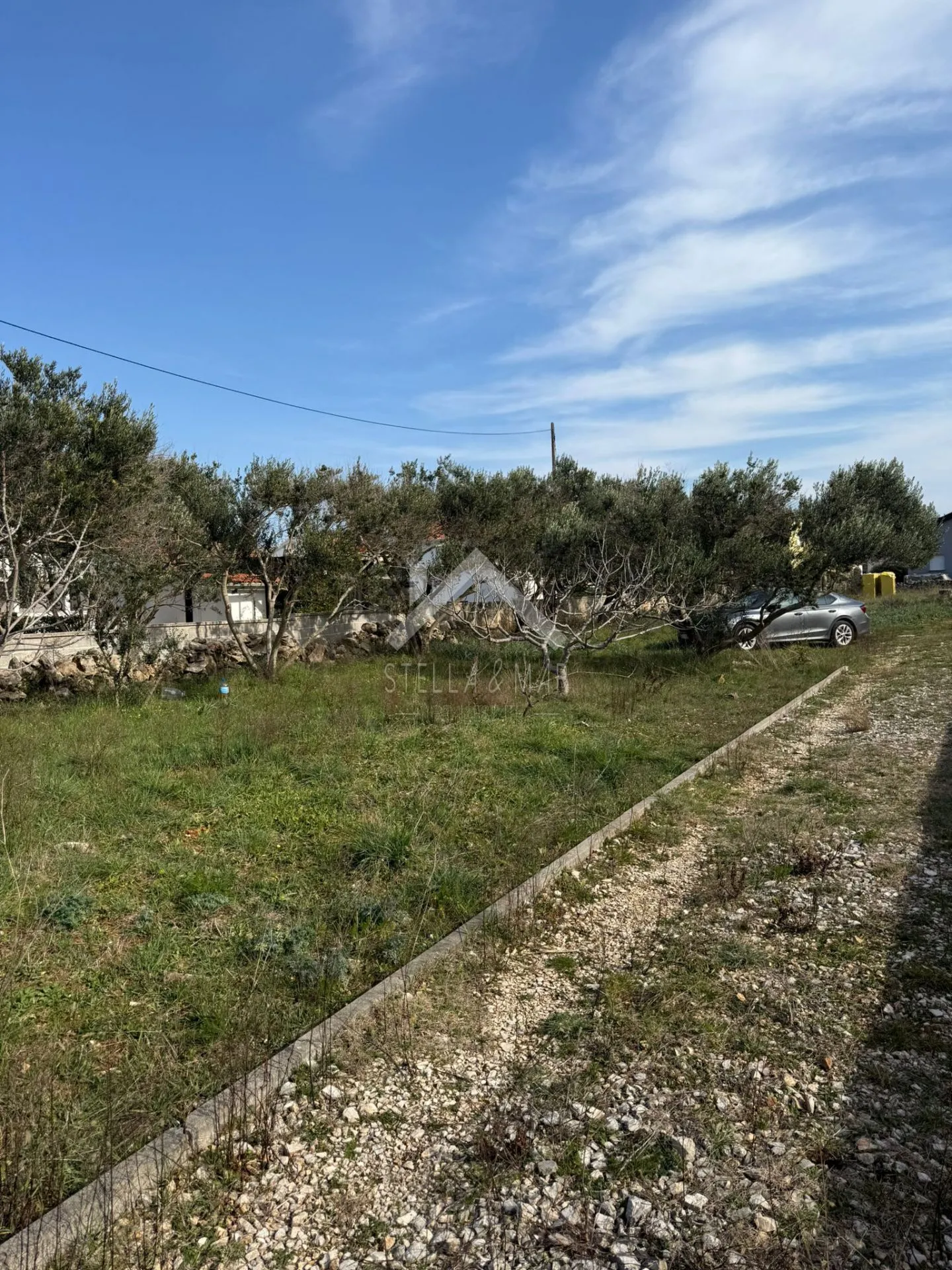 kuća sa tri stana i prostranom okućnicom od 1233m2,centar - vir - slika 2