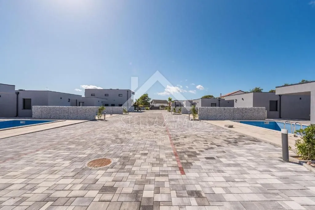 resort sa 8 villa sa bazenima i fitnes centrom - vir - slika 11