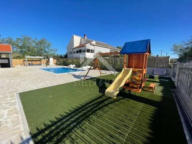 top ponuda! villa sa bazenom na prostranoj parceli - zemunik donji - slika 9