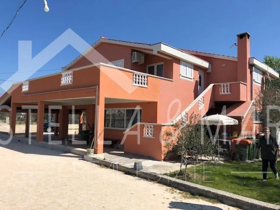ljubač ; kuća sa tri apartmana ; pogled na more ! - slika 3