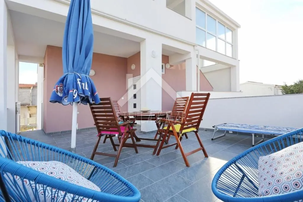 Apartmanska kuća, novouređena, pogled na more - Vir
