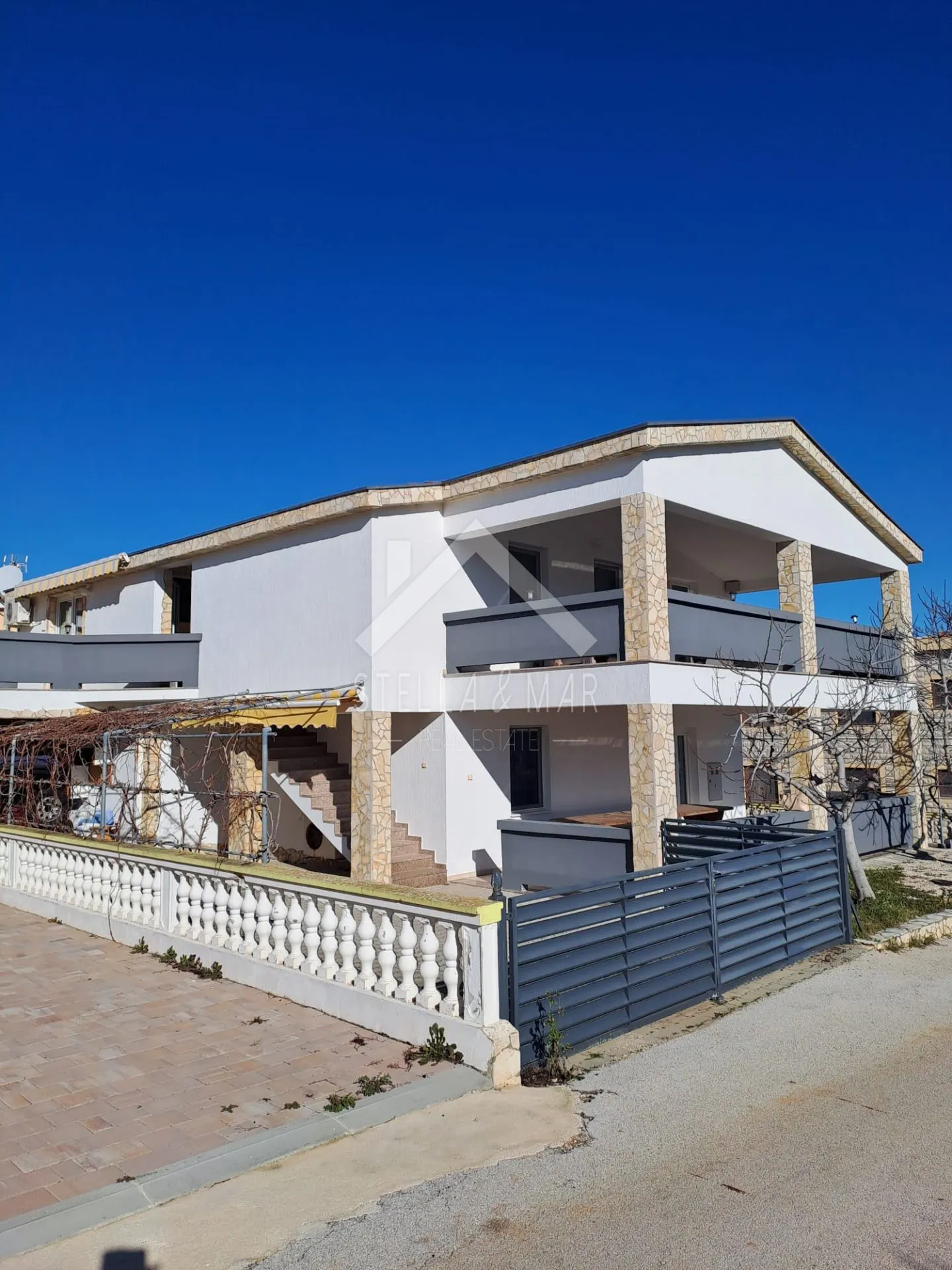 prostrana kuća sa 4 apartmana - vir - slika 4