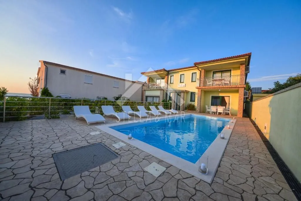 villa sa bazenom na atraktivnoj lokaciji - vir - slika 2