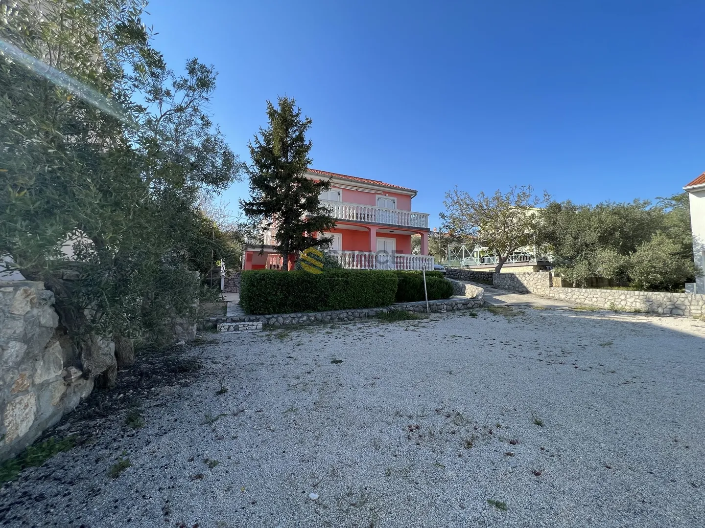 otok krk, samostojeća kuća od 300m2 s četiri i apartmana na lijepoj poziciji! - slika 2