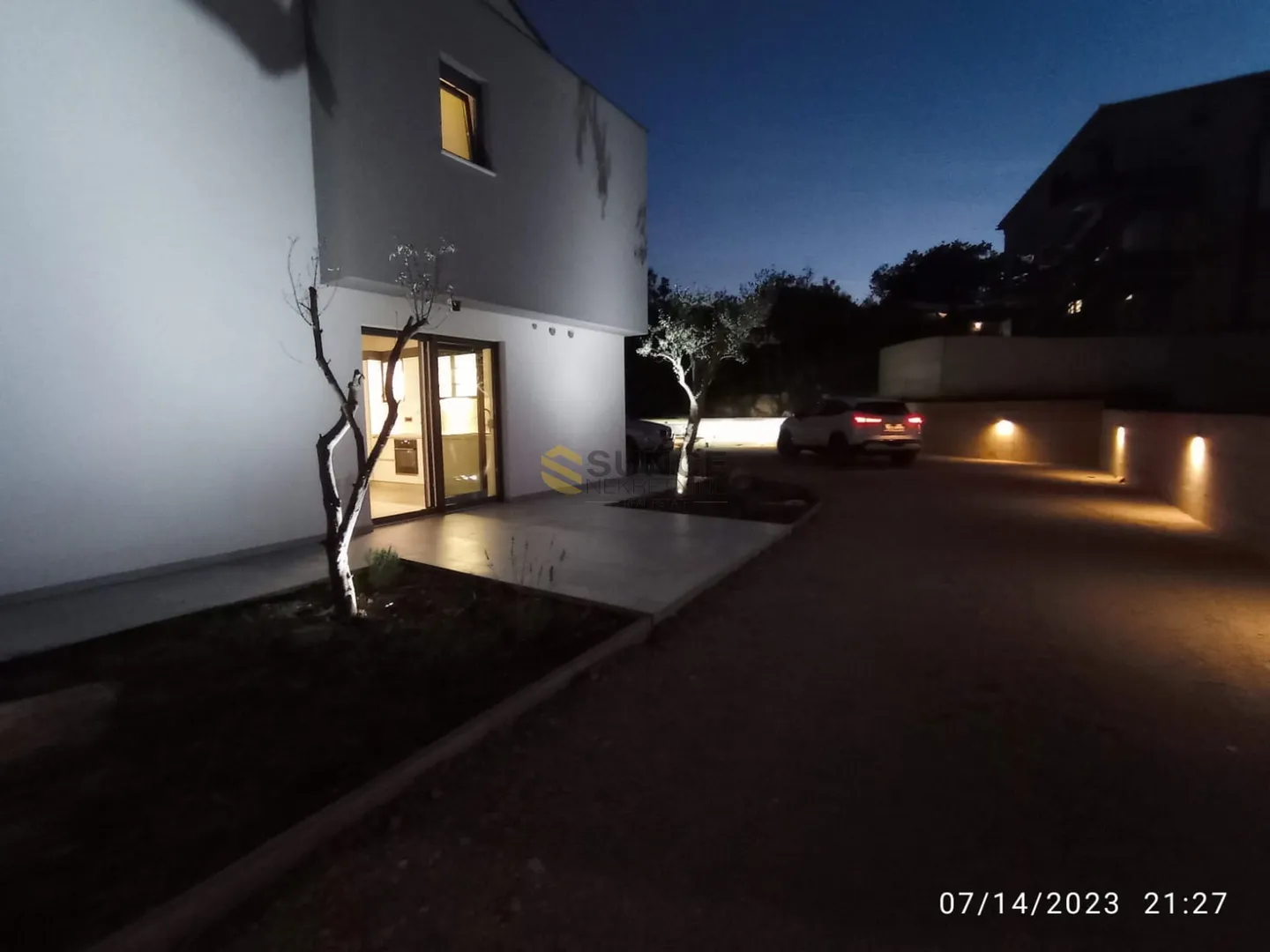 vrbnik, prodaje se nova moderna , kompletno namještena kuća s bazenom!! - slika 14