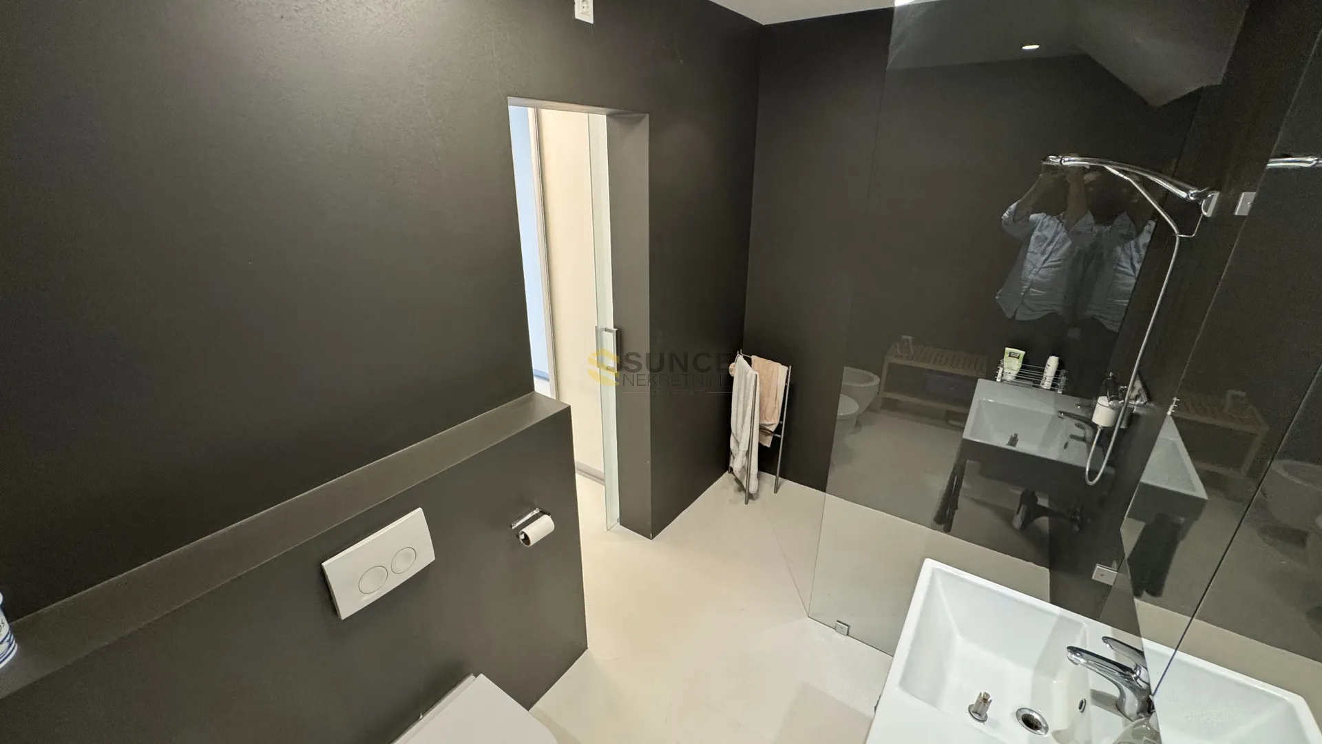 grad krk apartman u prizemlju od 91m2 sa vlastitim vrtom i pogledom prema moru! - slika 10