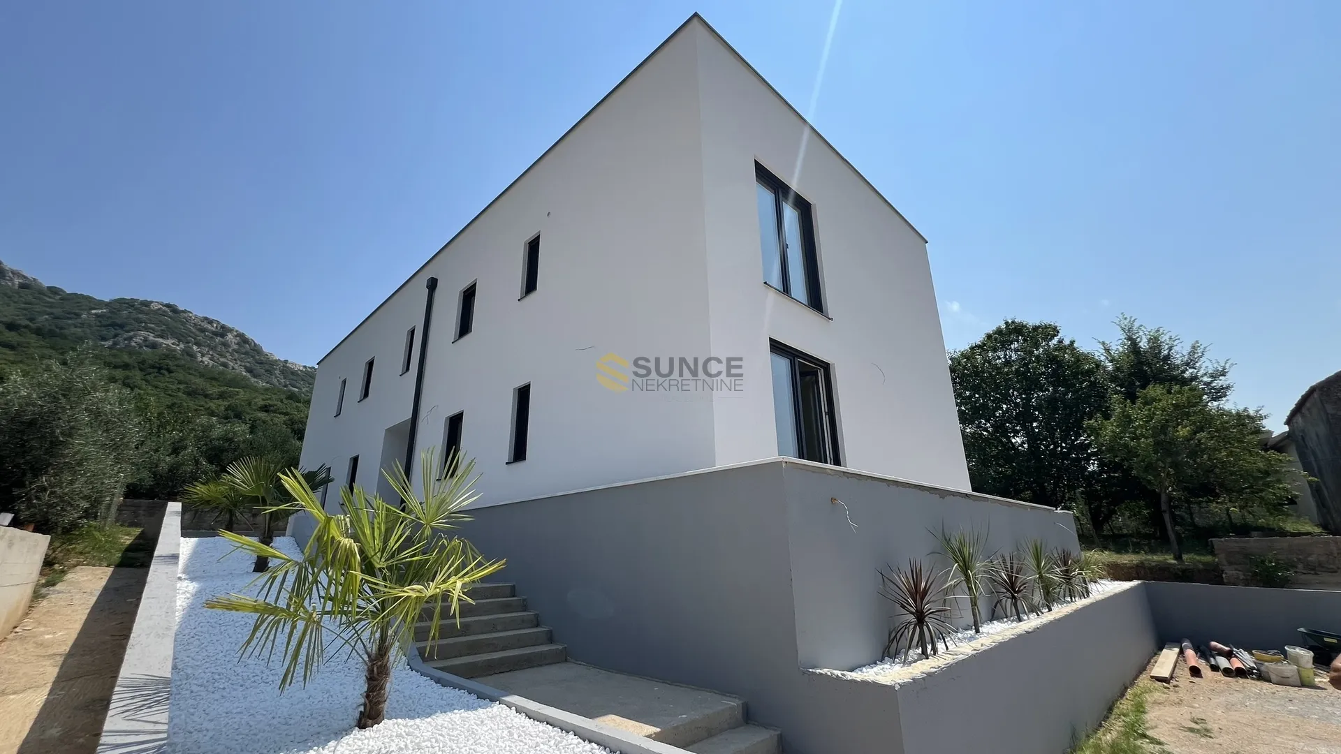 otok krk, baška, okolica, novi dvosoban apartman u prizemlju zgrade s okućnicom od 155 m2! - slika 4