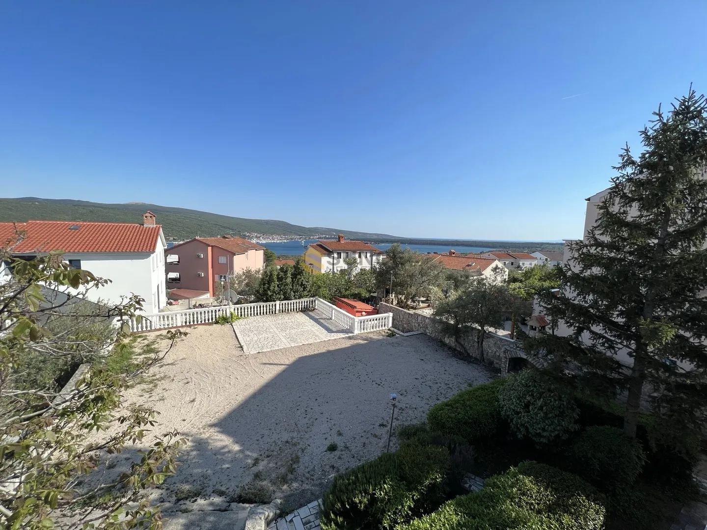 otok krk, samostojeća kuća od 300m2 s četiri i apartmana na lijepoj poziciji! - slika 24