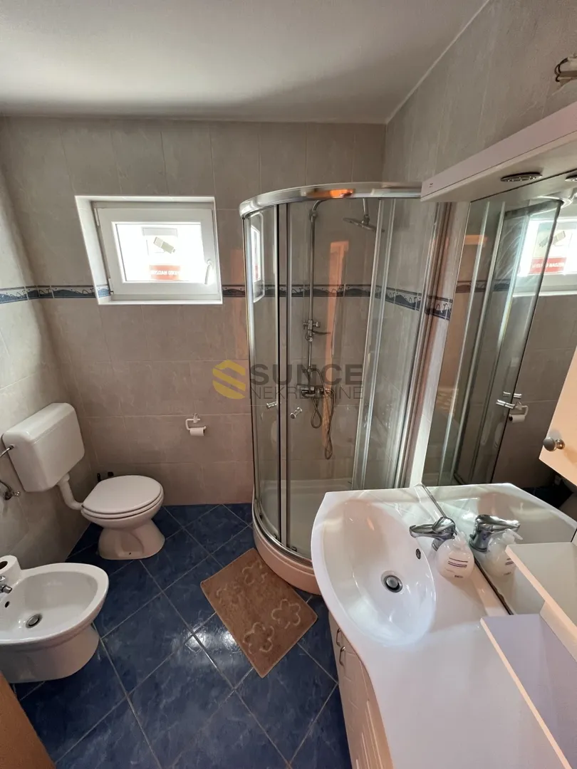 otok krk, samostojeća kuća od 300m2 s četiri i apartmana na lijepoj poziciji! - slika 7