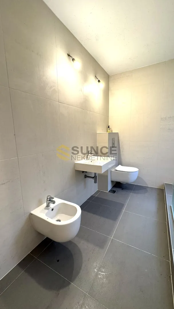 malinska, dvoetažni apartman od 88 m2 na odličnoj poziciji! - slika 8