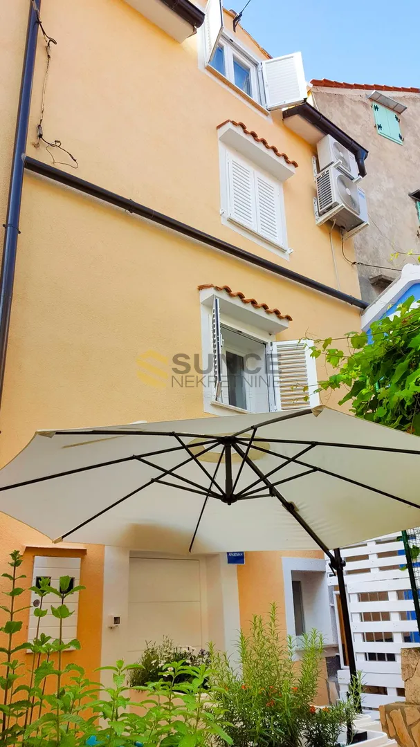 baška ,centar, adaptirana starina sa dva apartmana na 80m od mora! - slika 2