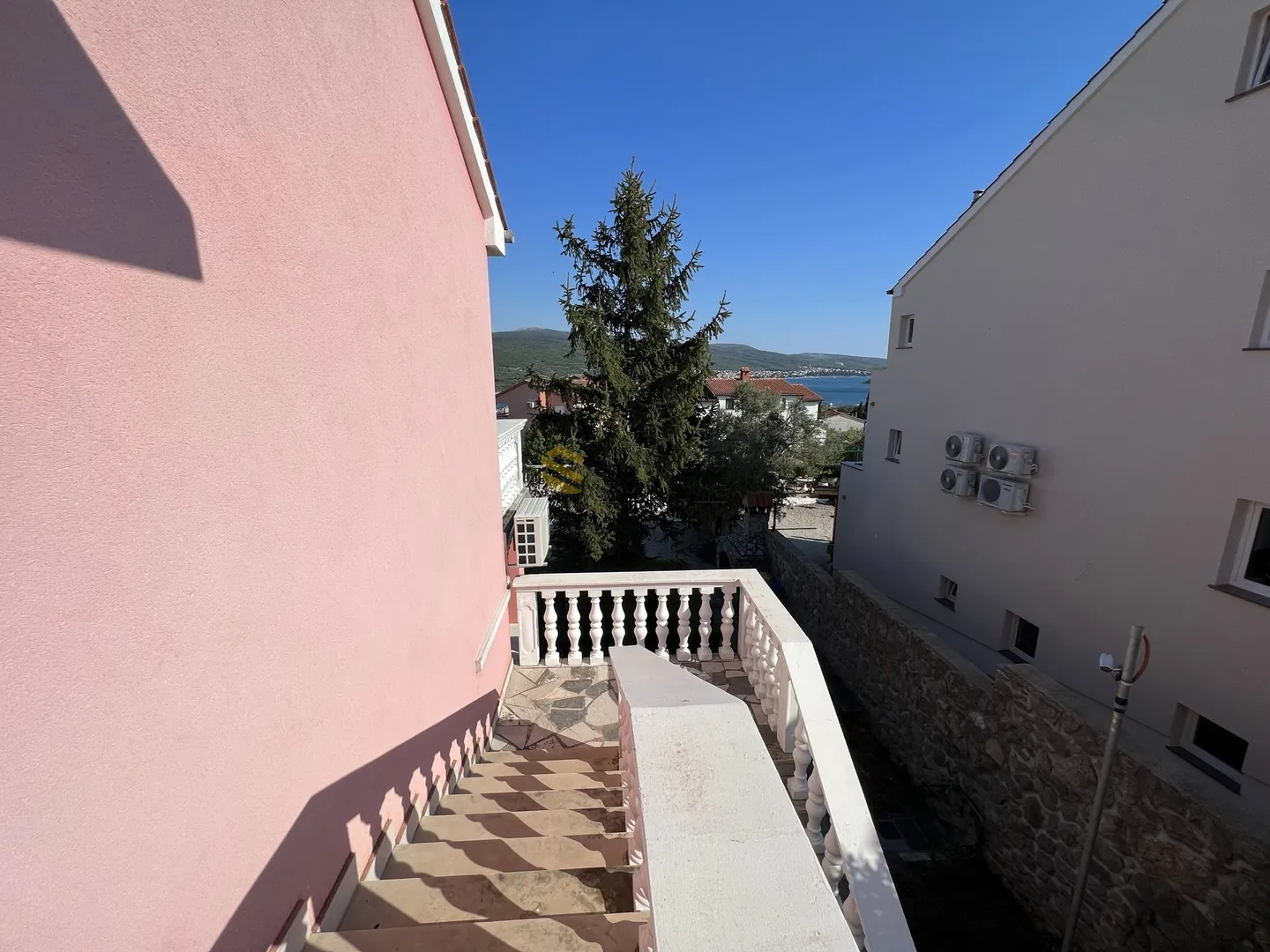 otok krk, samostojeća kuća od 300m2 s četiri i apartmana na lijepoj poziciji! - slika 10