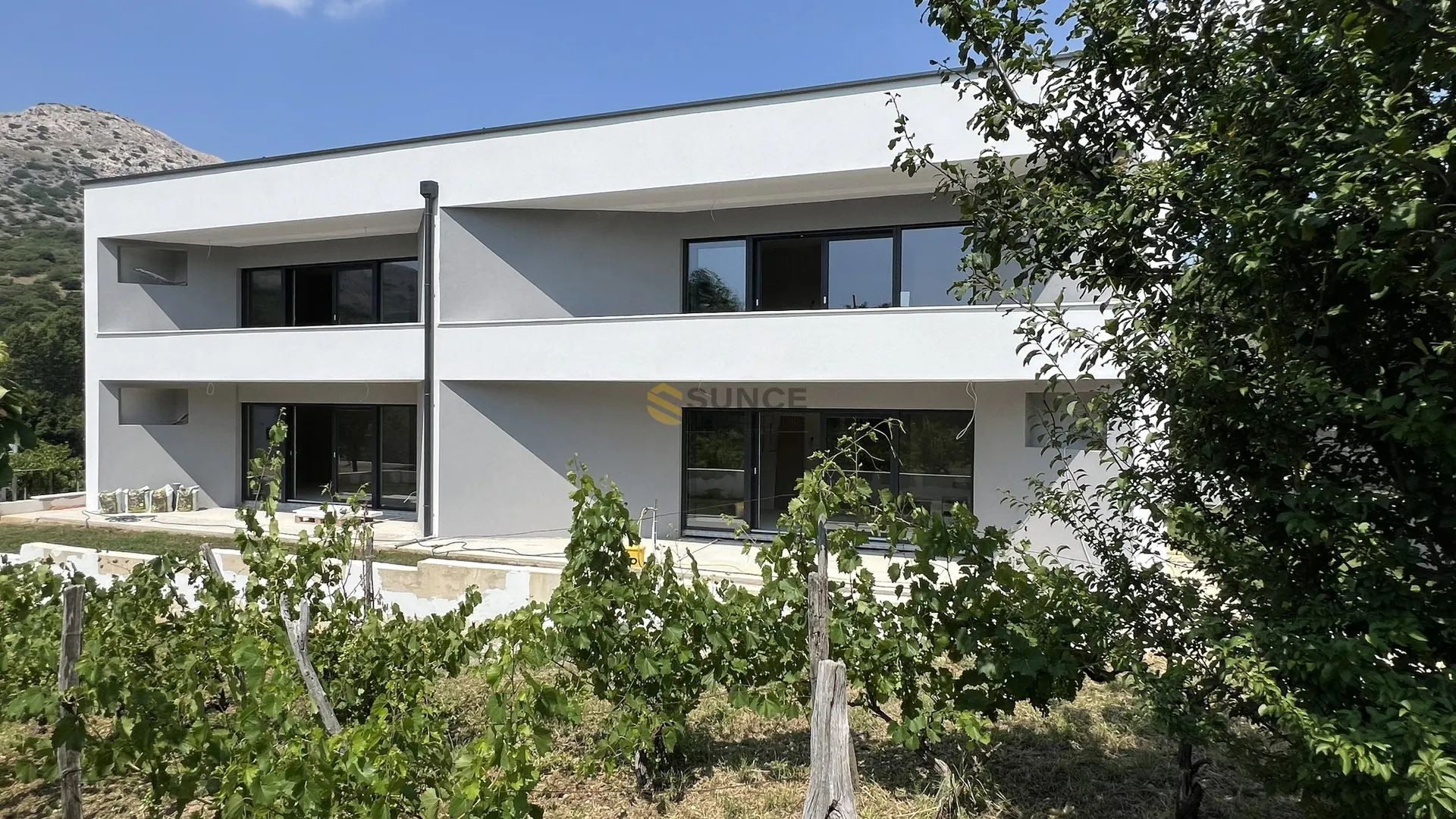 otok krk, baška, okolica, novi dvosoban apartman u prizemlju zgrade s okućnicom od 155 m2! - slika 2