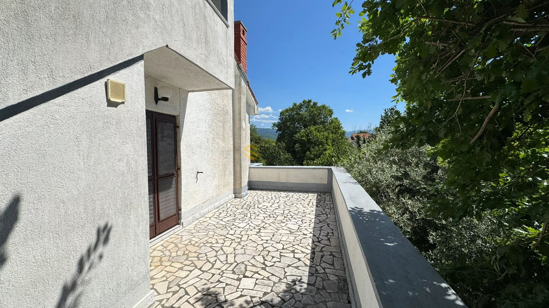 šilo samostojeća kuća sa četri apartmana! - slika 4
