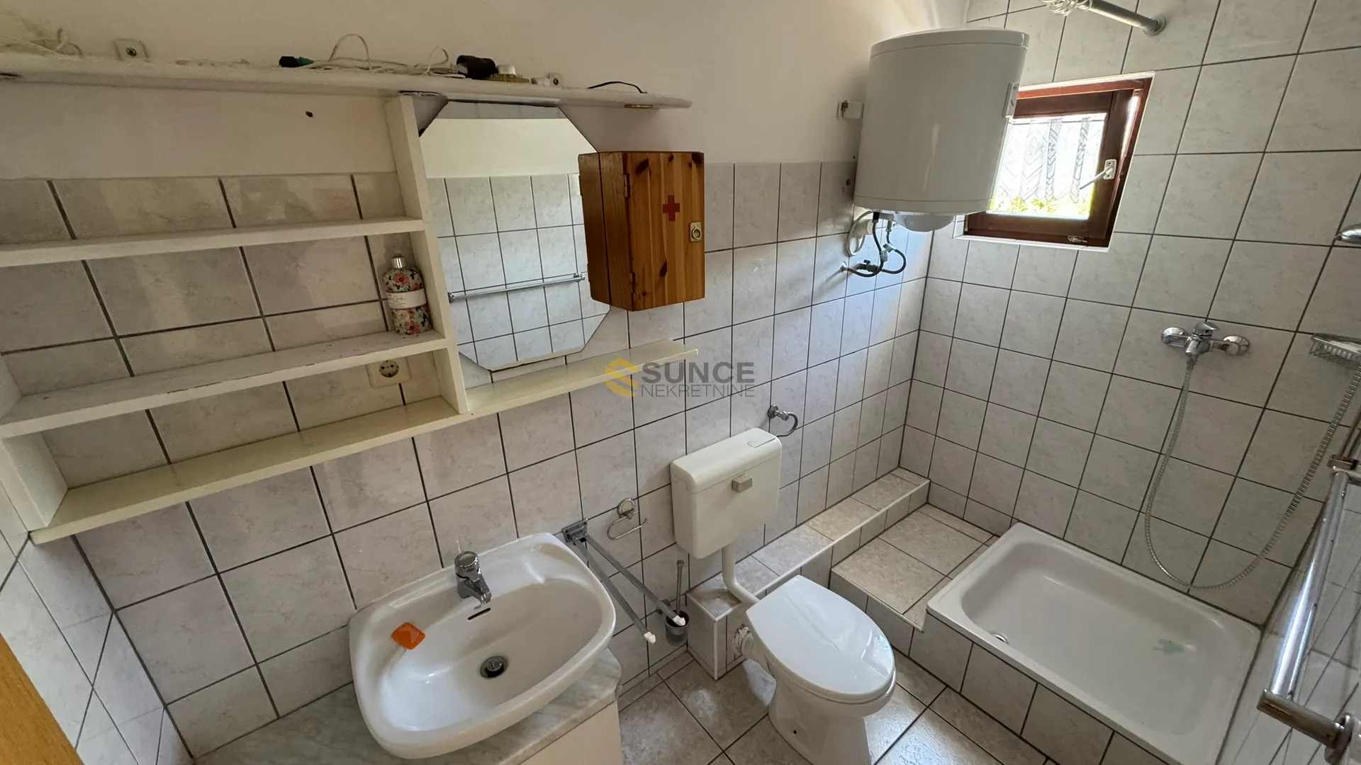 šilo samostojeća kuća sa četri apartmana! - slika 7
