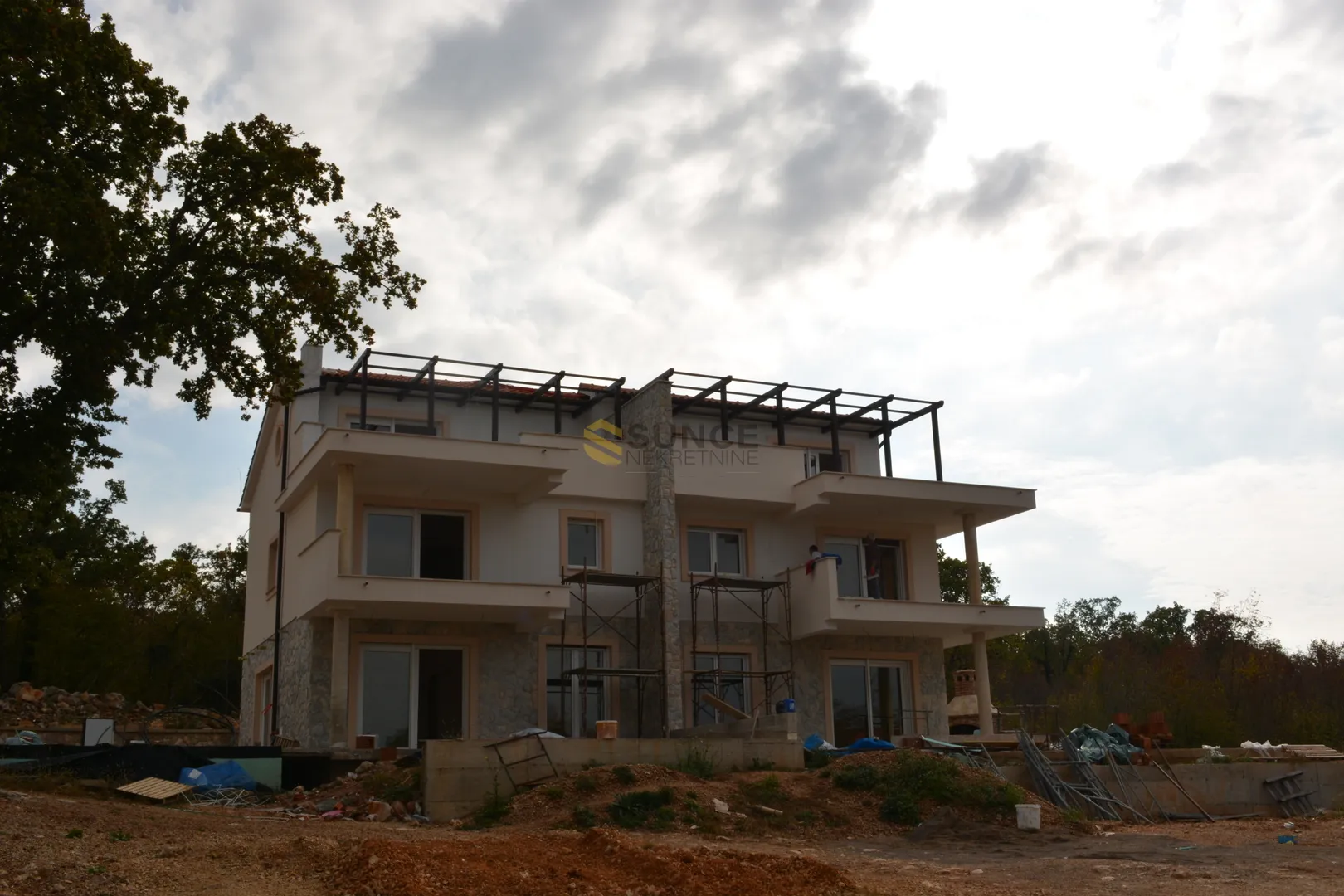 Otok Krk, Njivice, nova atraktivna dvojna kuća na 3 etaže s vrtom i bazenom! - Njivice, Omišalj