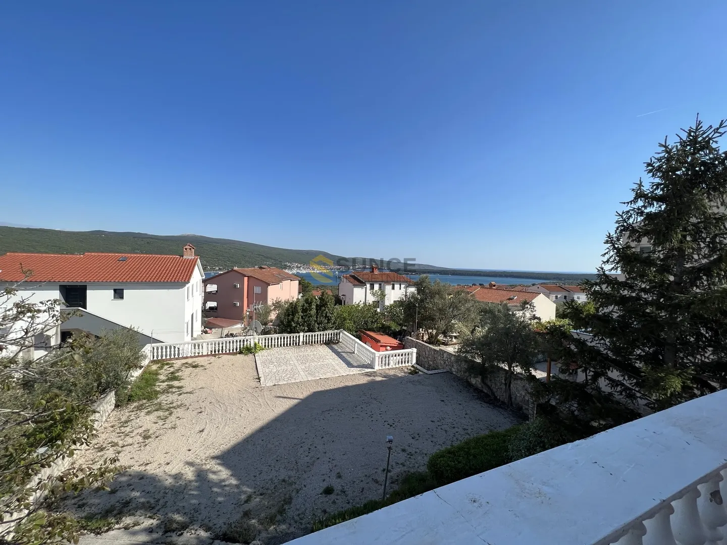 otok krk, samostojeća kuća od 300m2 s četiri i apartmana na lijepoj poziciji! - slika 23