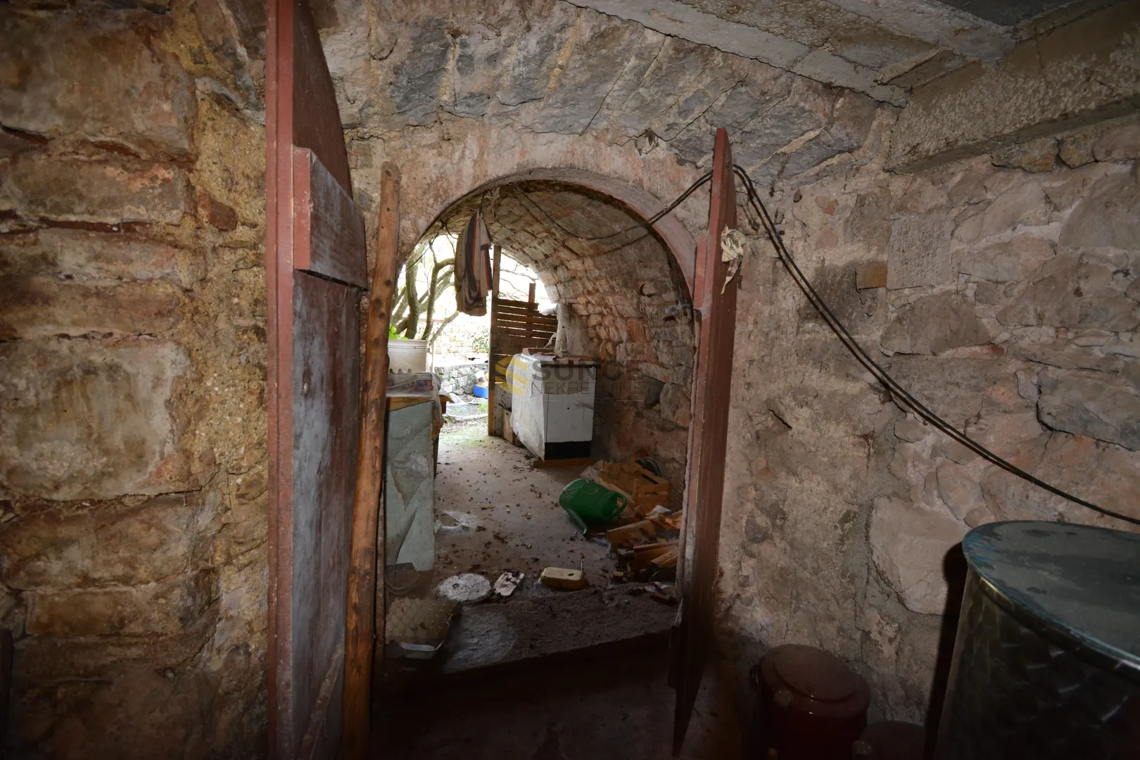 krk samostojeća stara kamena kuća sa otvorenim pogledom ! - slika 17