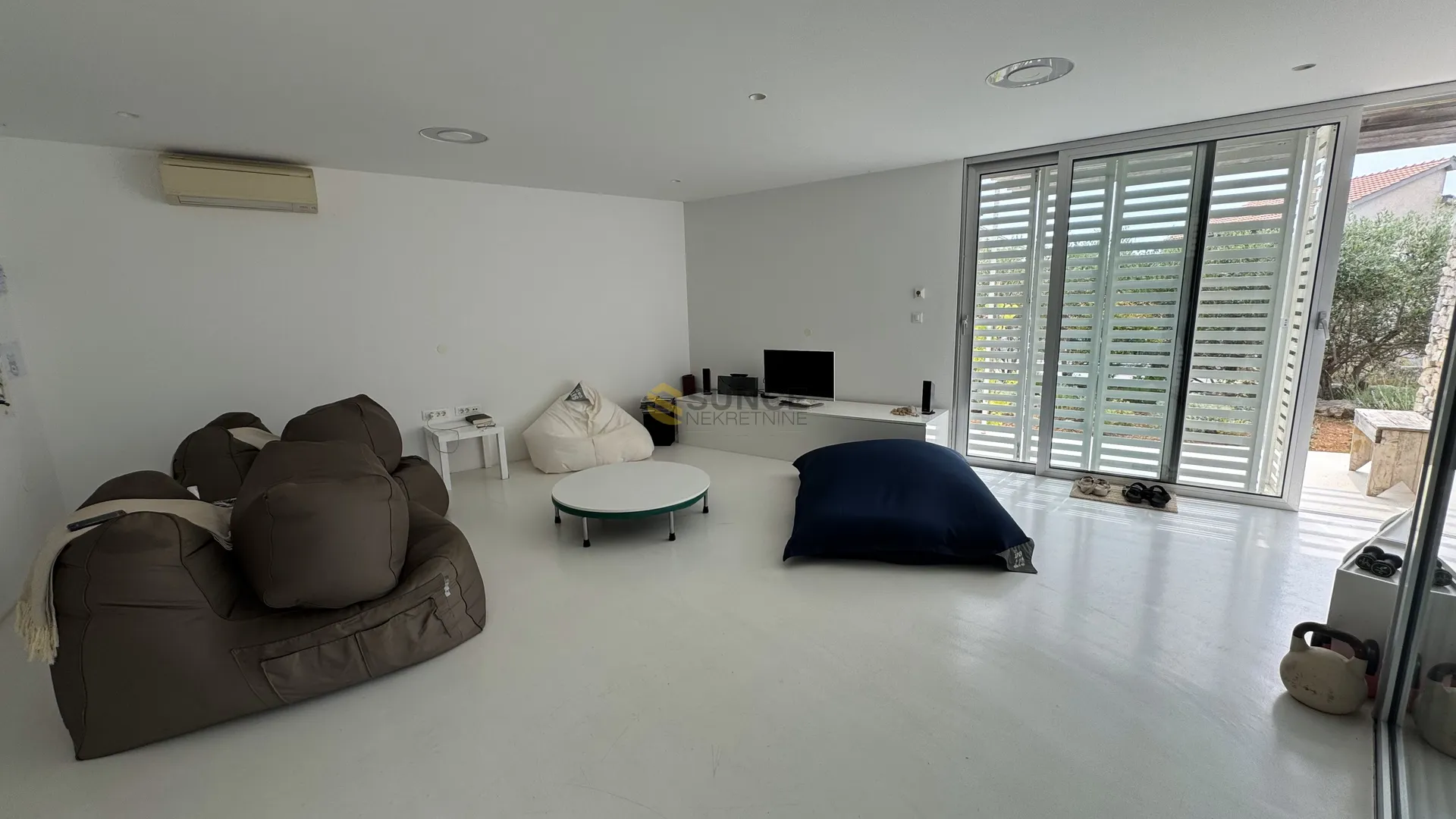 grad krk apartman u prizemlju od 91m2 sa vlastitim vrtom i pogledom prema moru! - slika 3