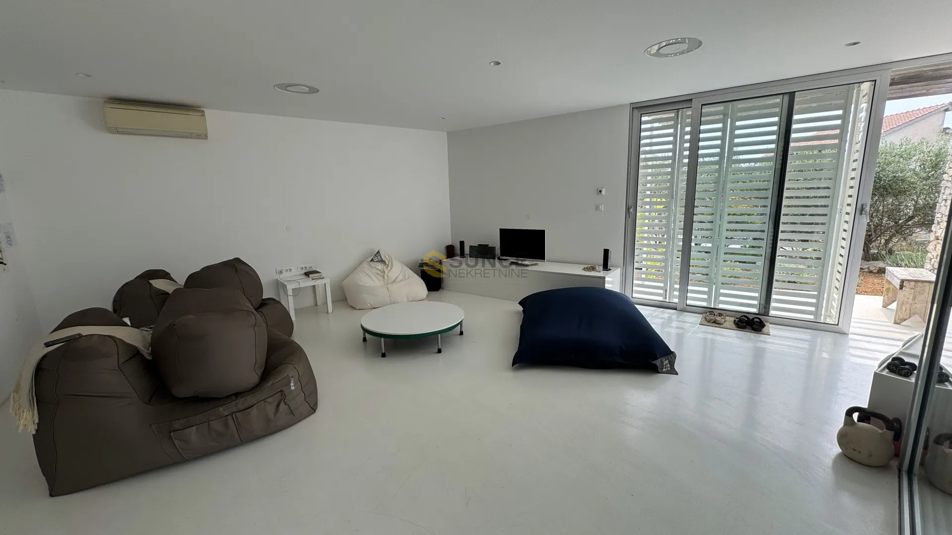 grad krk apartman u prizemlju od 91m2 sa vlastitim vrtom i pogledom prema moru! - slika 3