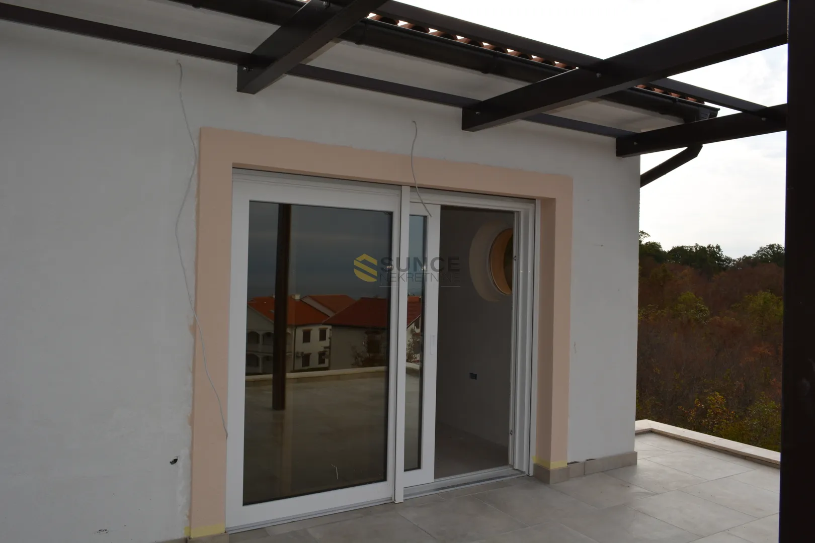 otok krk, njivice, nova atraktivna dvojna kuća na 3 etaže s vrtom i bazenom! - slika 3