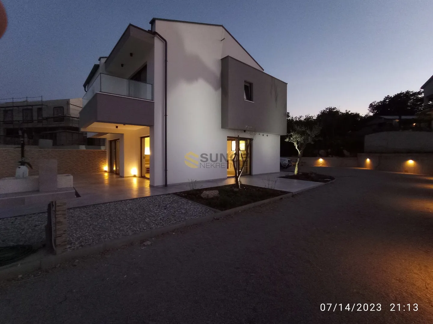 vrbnik, prodaje se nova moderna , kompletno namještena kuća s bazenom!! - slika 19