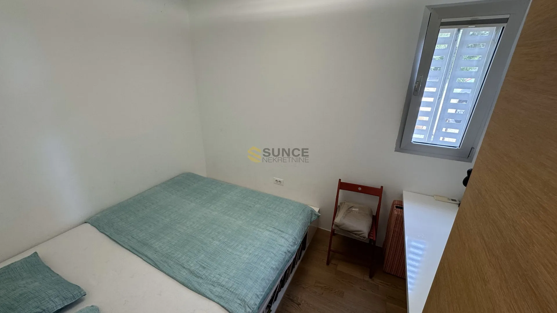 grad krk apartman u prizemlju od 91m2 sa vlastitim vrtom i pogledom prema moru! - slika 6