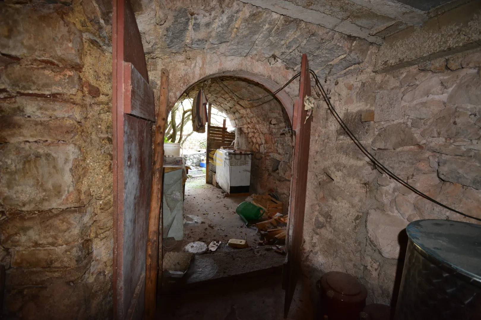 krk samostojeća stara kamena kuća sa otvorenim pogledom ! - slika 17