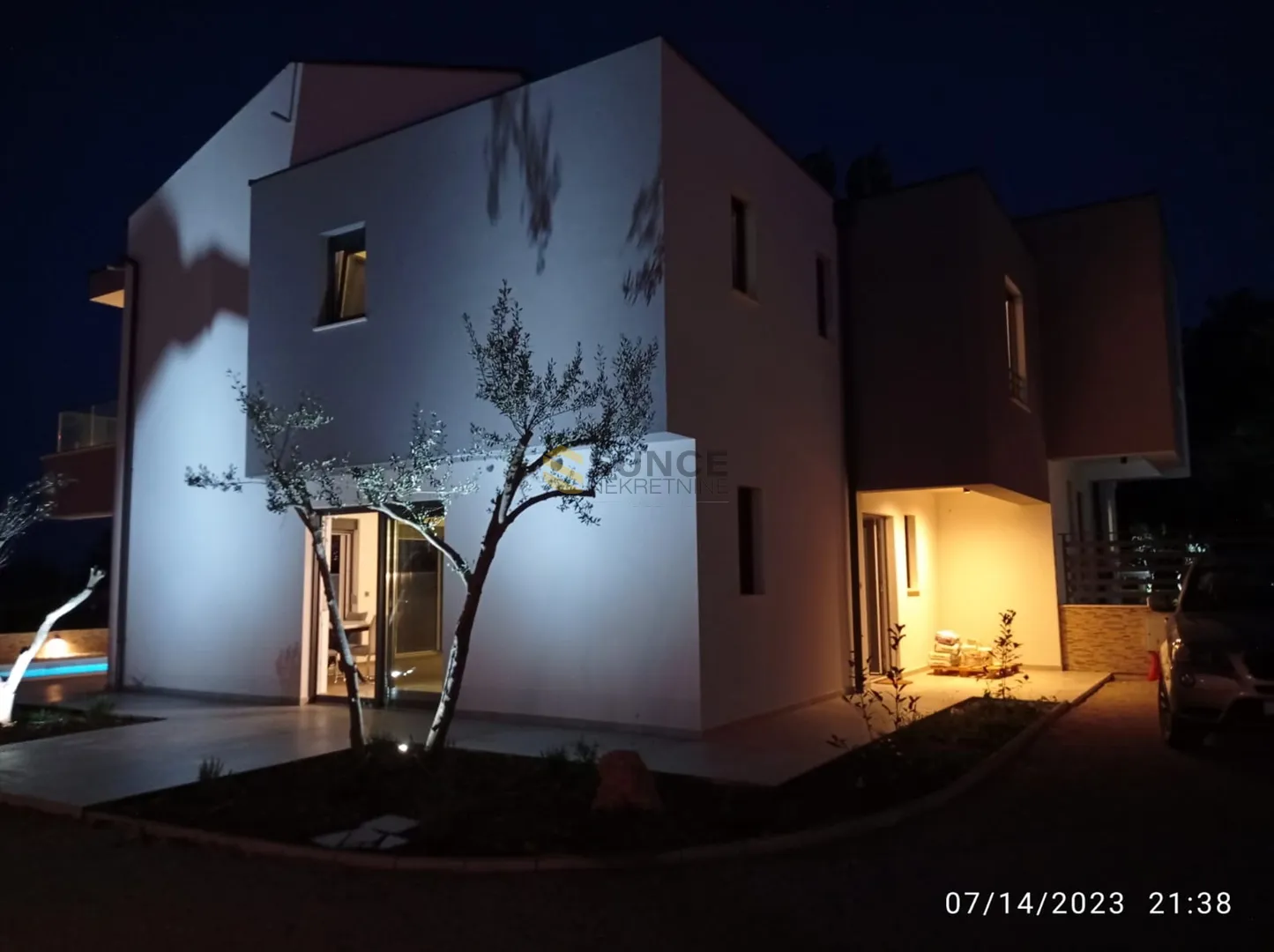 vrbnik, prodaje se nova moderna , kompletno namještena kuća s bazenom!! - slika 12