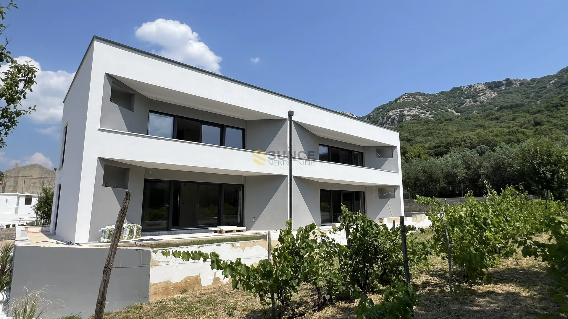 OTOK KRK, BAŠKA, OKOLICA, novi dvosoban apartman u prizemlju zgrade s okućnicom od 155 m2! - Draga Bašćanska, Baška