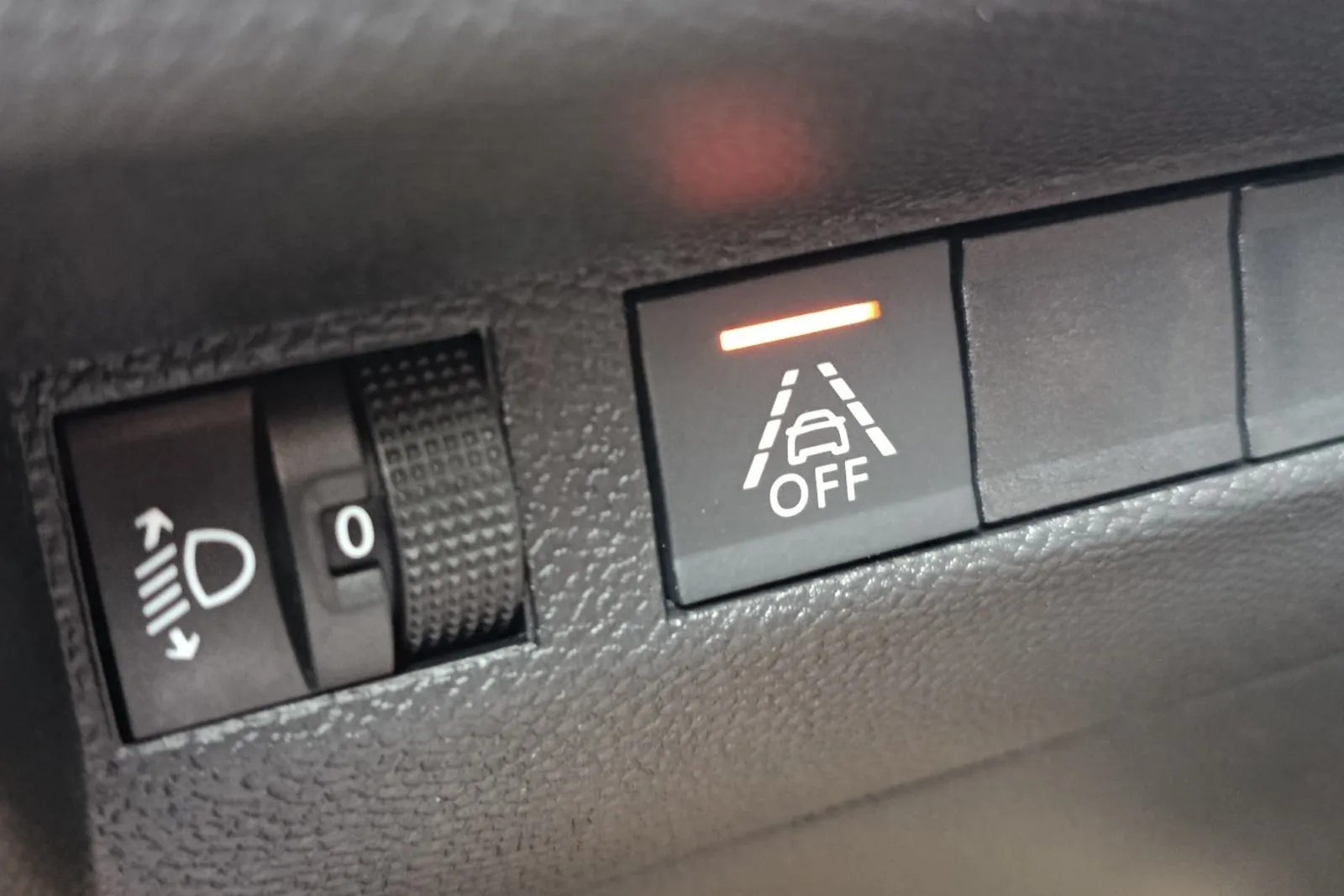 peugeot 2008 1,2 puretech automatik,jamstvo.leasing - slika 15