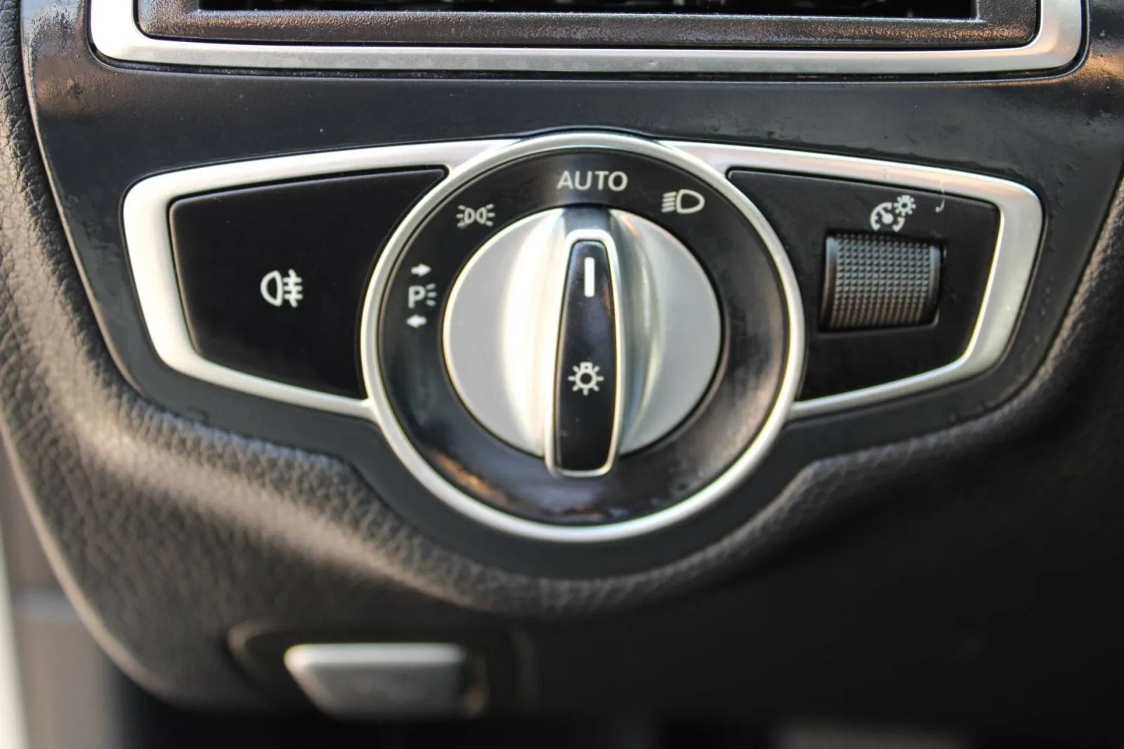 mercedes-benz klasa c 180d *led, navigacija, kamera* - slika 18