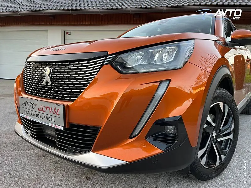 peugeot 2008 1.2 puretech 130 allure-1 vl.-alu-navi-kam - slika 4