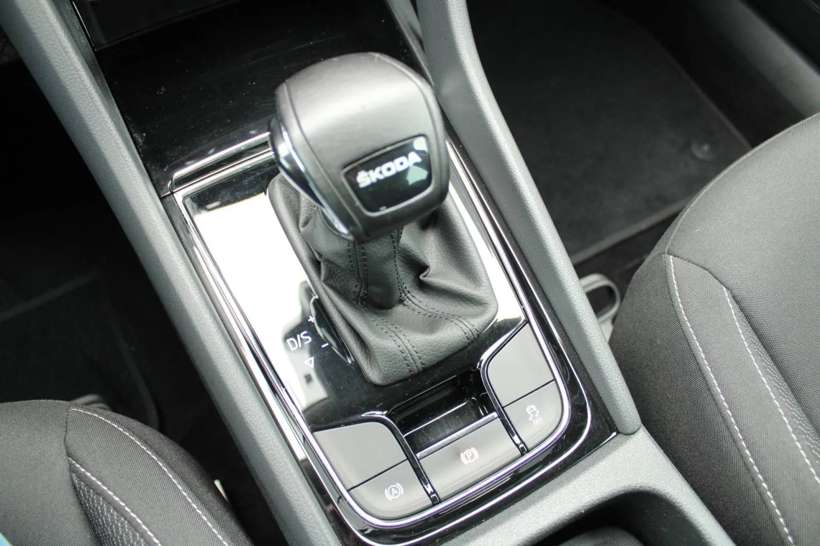 škoda karoq 2.0 tdi dsg *led, navigacija, kamera* - slika 18