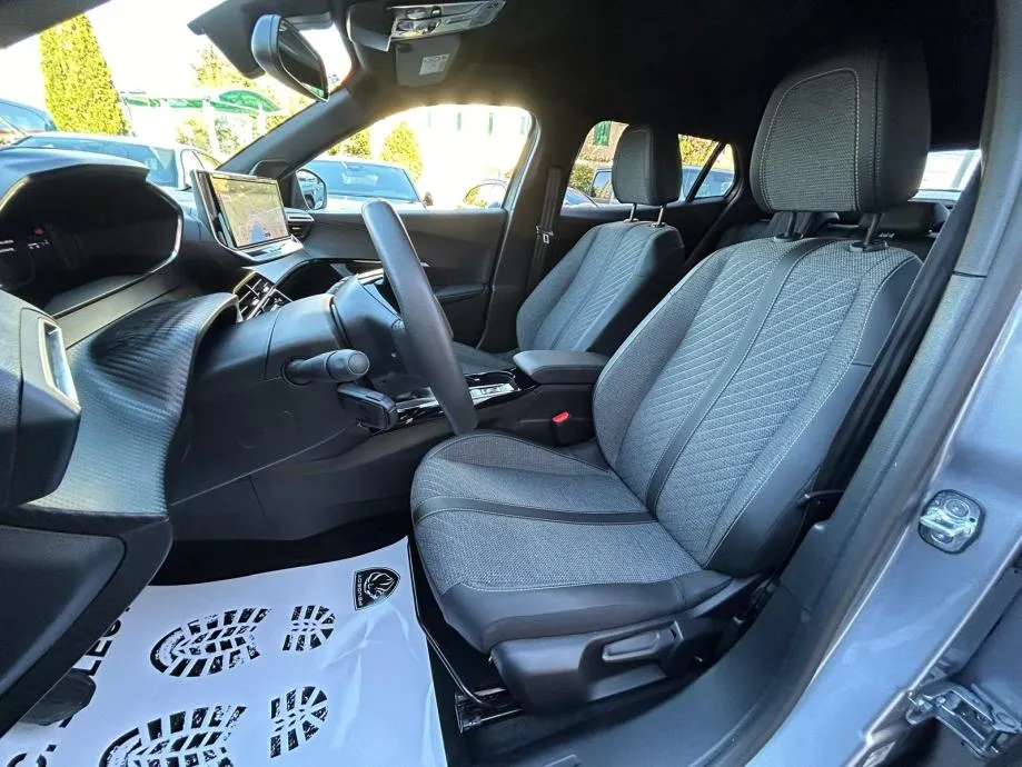 peugeot 2008 allure - 2025 - 12.000km - zimske gume + reg 1 god !!! - slika 12