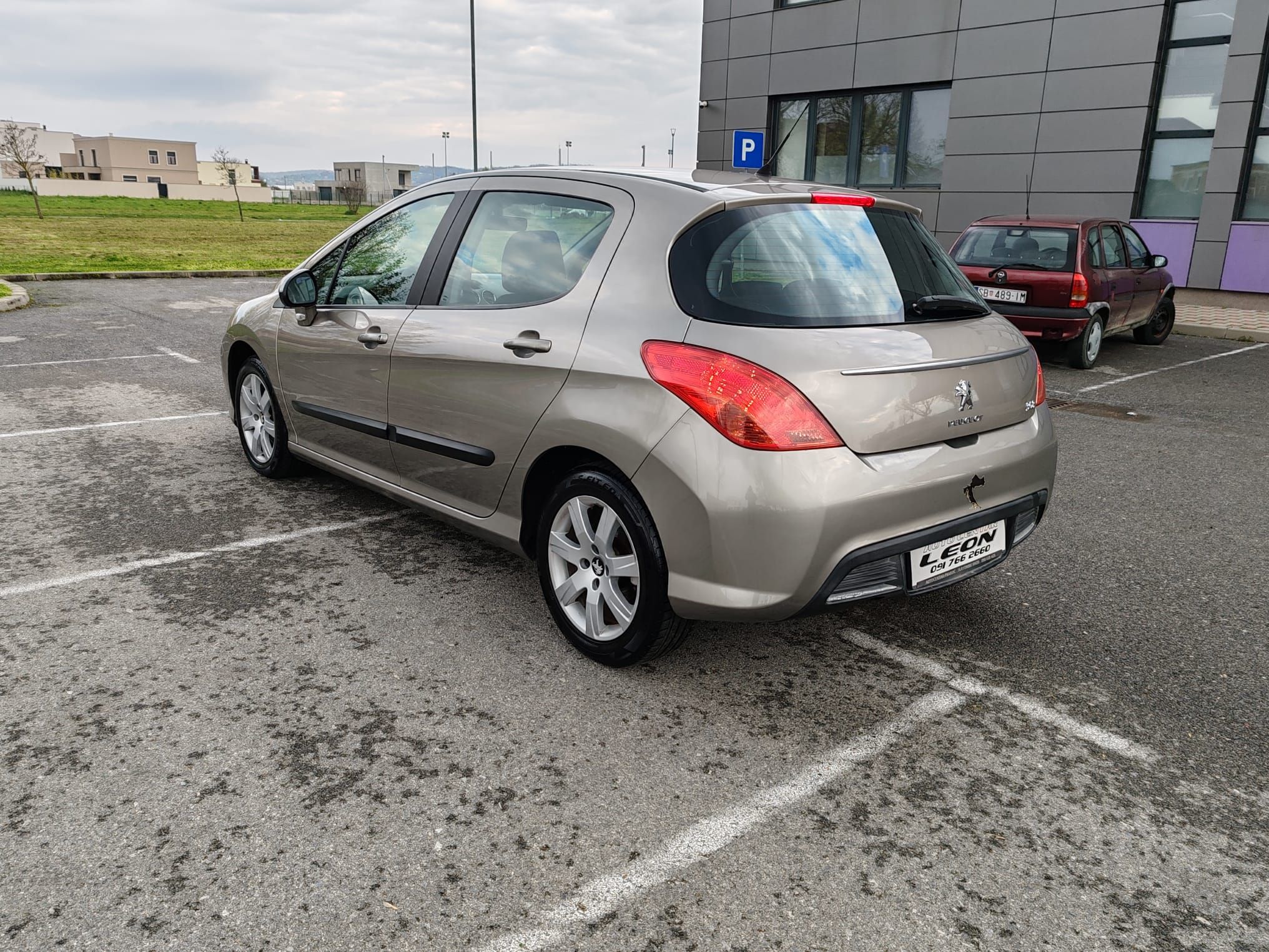 peugeot 308 1,6 hdi 275000 km , 2011, reg-02/26 - slika 4