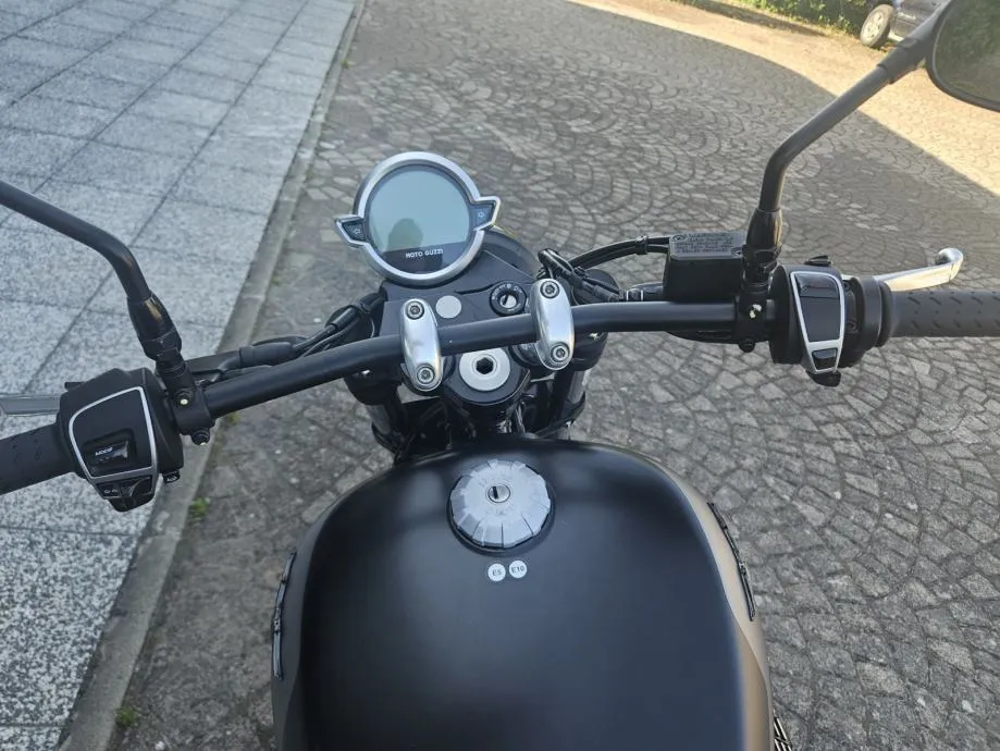 moto guzzi v9 bobber abs, s garancijom, 2021 god. - slika 8