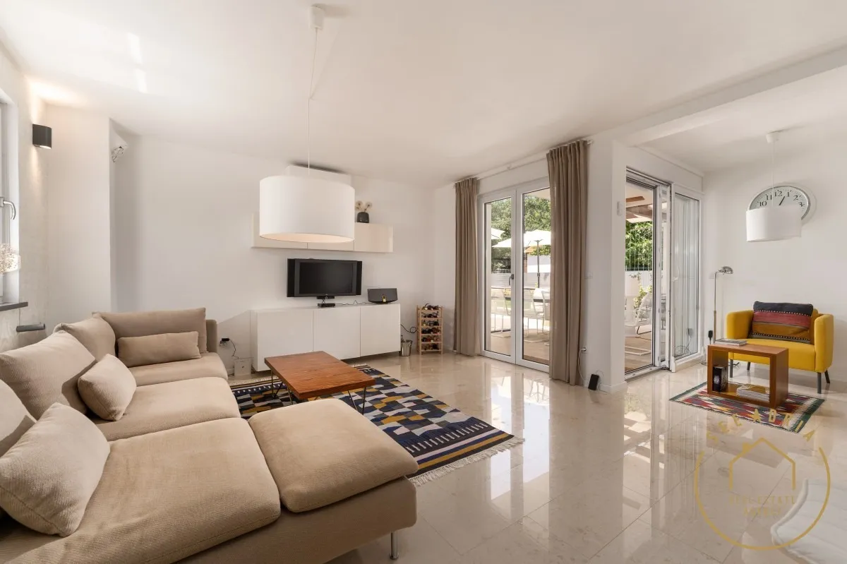 kuća sa apartmanima na odličnoj lokaciji - slika 6