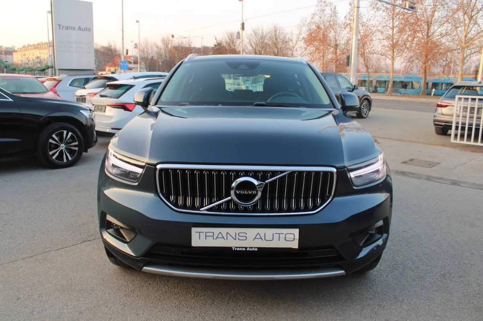 volvo xc40 t5 plug-in hybrid automatik *led, navigacija, kamera* - slika 4