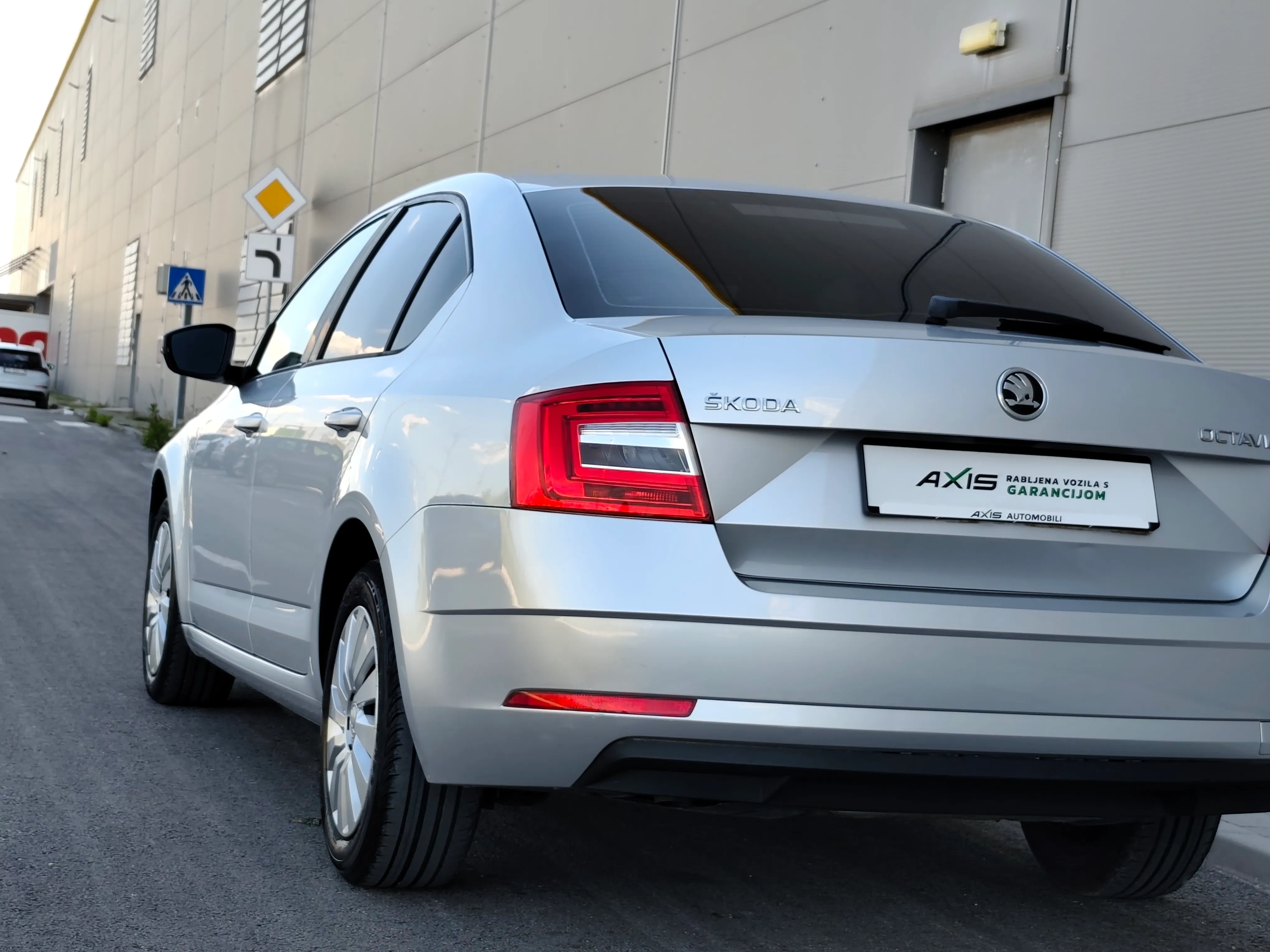 škoda octavia 1,6 tdi simply |hr auto |veliki servsi |odlično stanje - slika 8