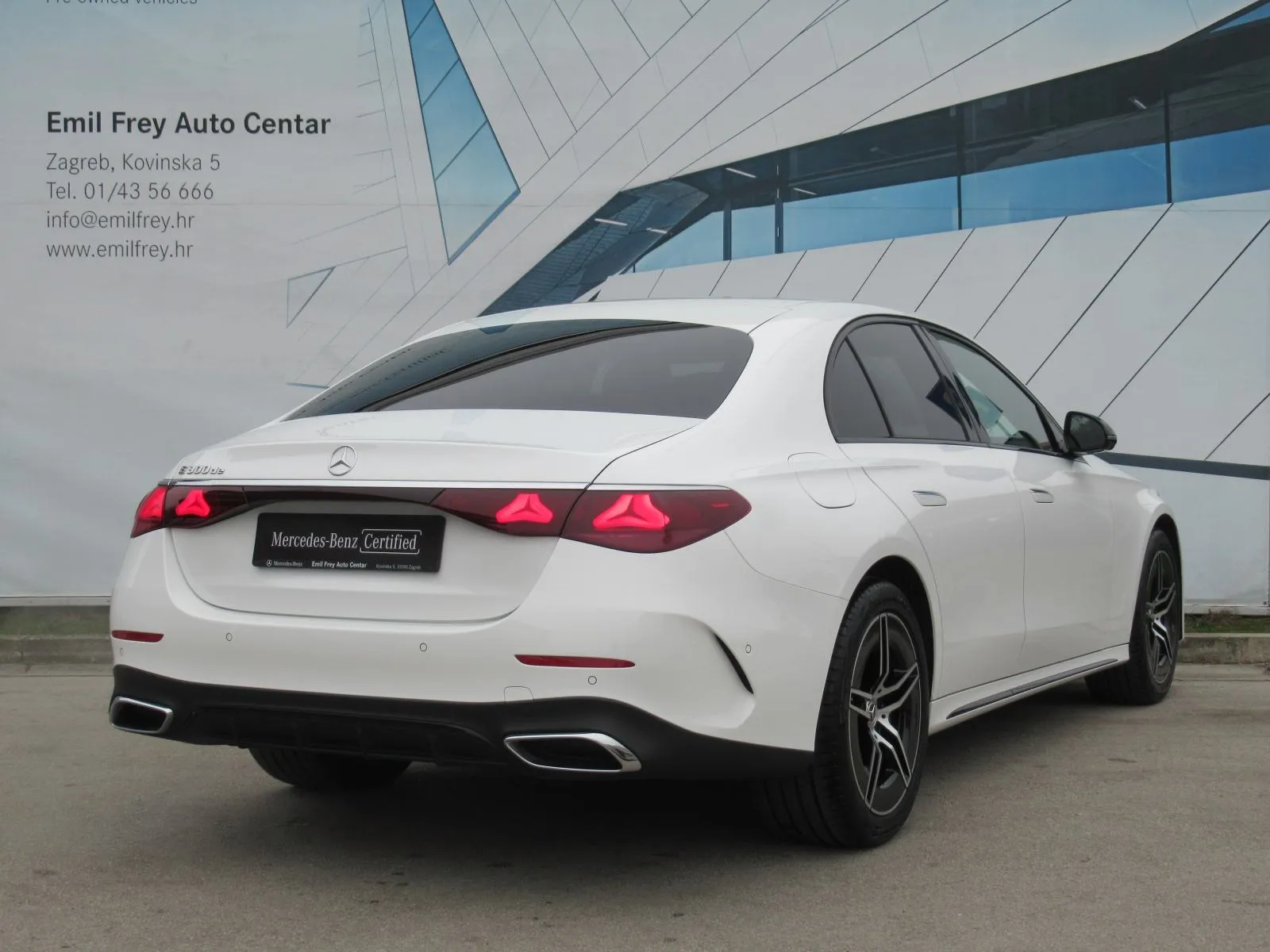 mercedes-benz e-klasa 300 de amg line/night/360°/digital/burmester/dc - slika 6