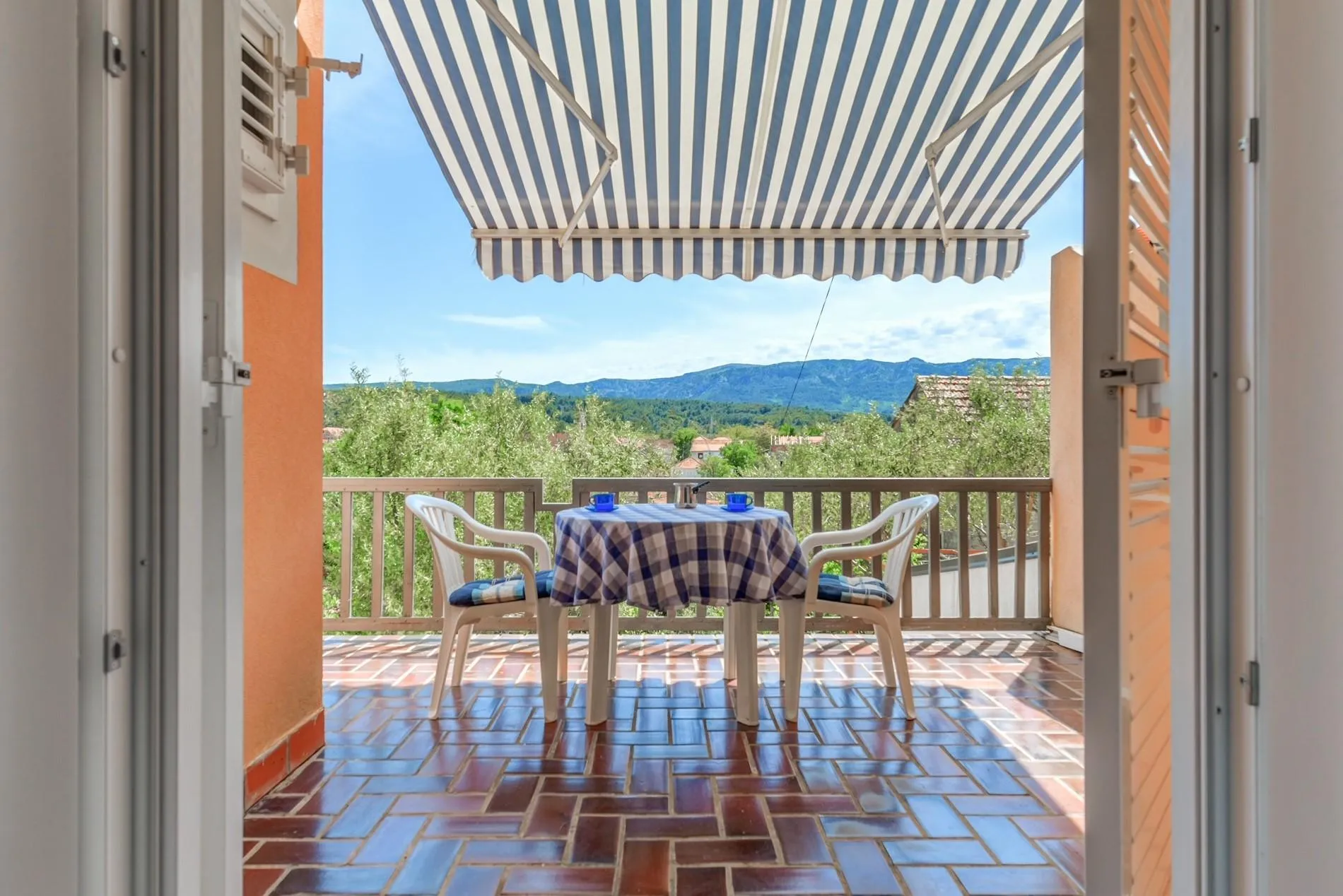 hvar- vrboska, kuća 200 m2, 100 m od mora, 4 apartmana - slika 7