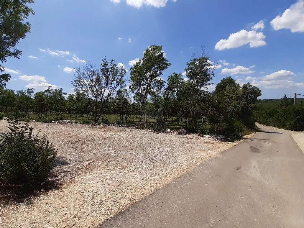 Istra, Barban, 1.5 km od mora, 1280 m2 građevinsko zemljište