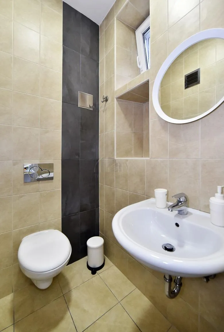 zagreb, strogi centar, 3 apartmana + tavan ukupne površine 203 m2, uhodan dnevni najam - slika 16