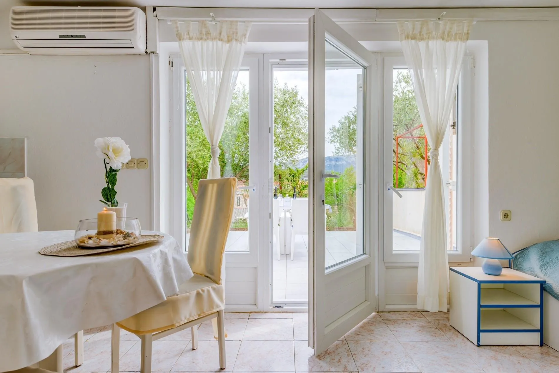 hvar- vrboska, kuća 200 m2, 100 m od mora, 4 apartmana - slika 19