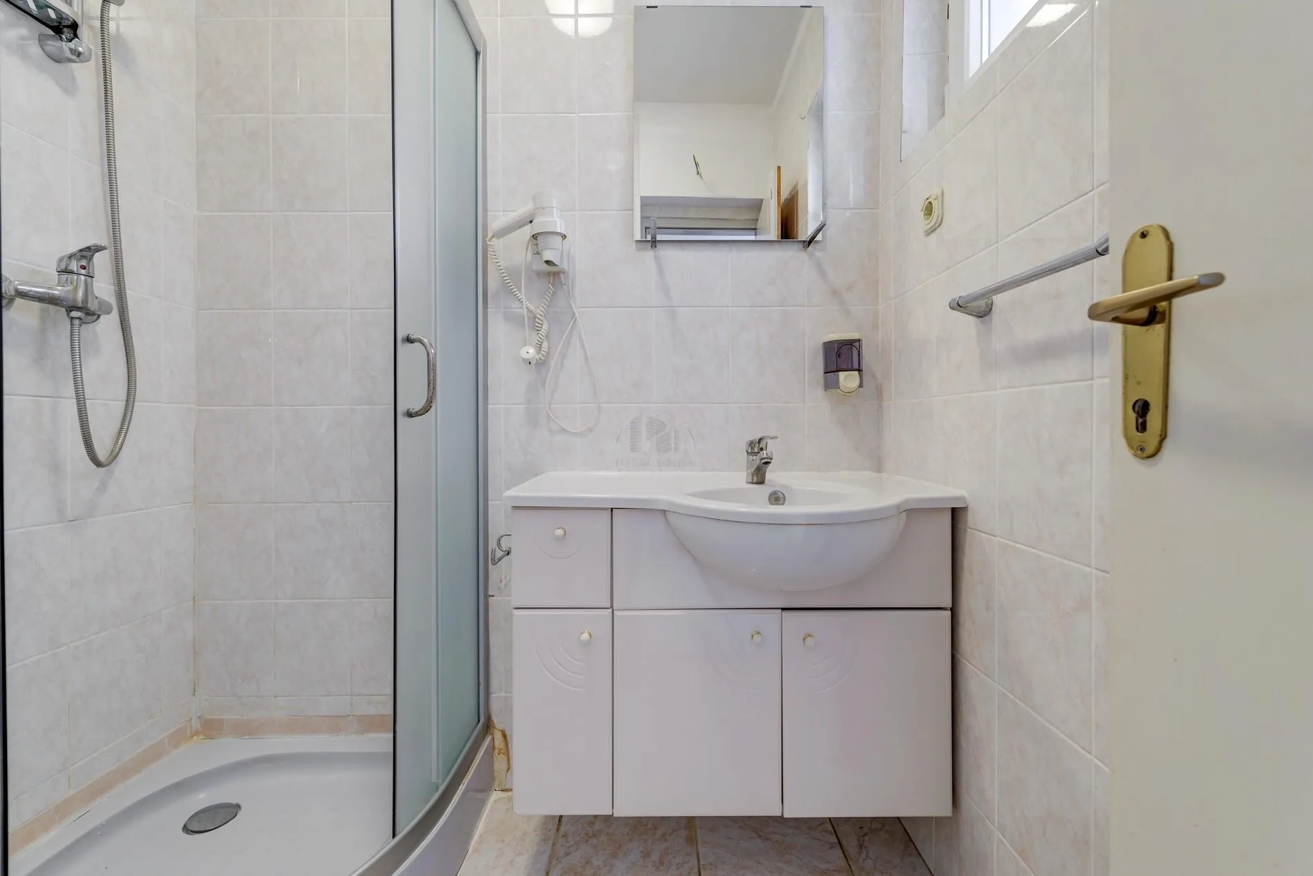 hvar- vrboska, kuća 200 m2, 100 m od mora, 4 apartmana - slika 8