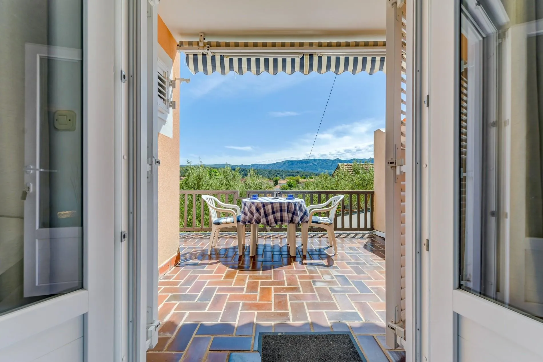 hvar- vrboska, kuća 200 m2, 100 m od mora, 4 apartmana - slika 5