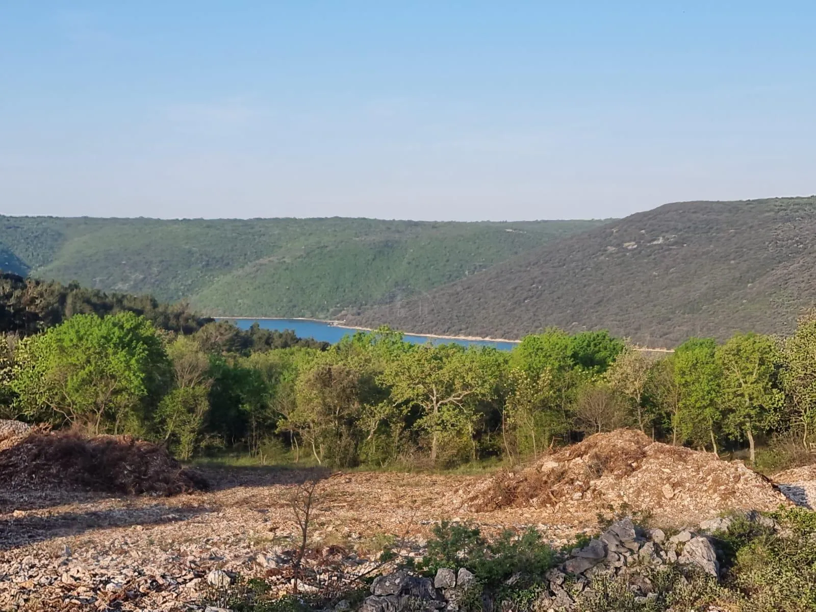 Istra, Trget, građevinsko zemljište 820 m2, pogled na more!!