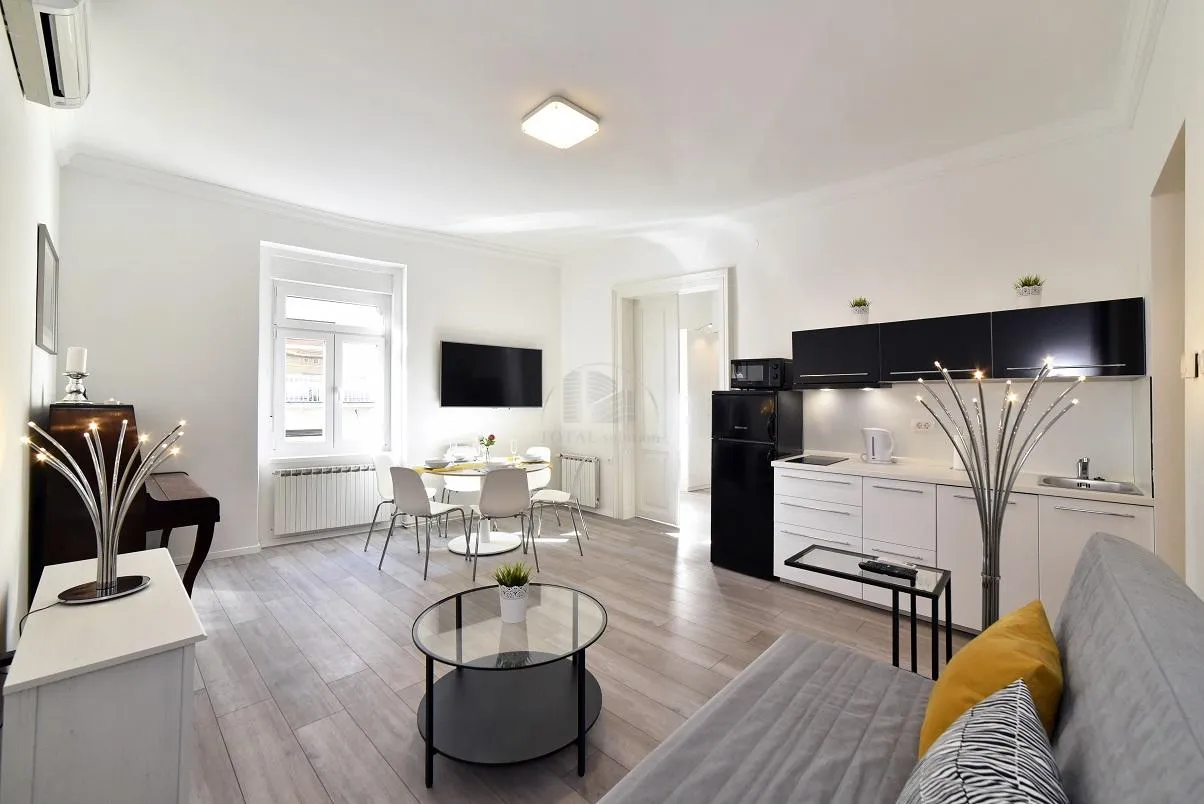 zagreb, strogi centar, 3 apartmana + tavan ukupne površine 203 m2, uhodan dnevni najam - slika 19