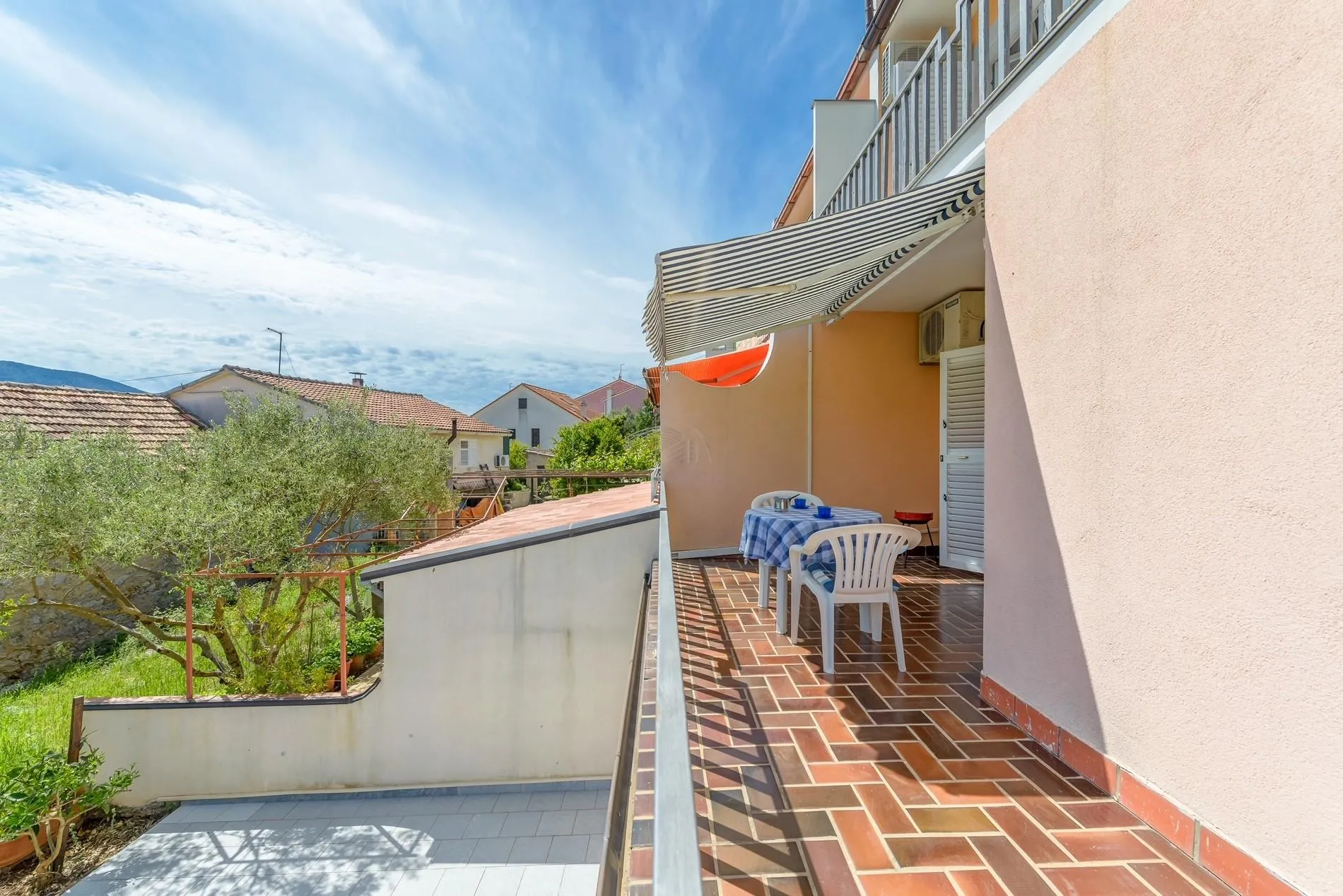 hvar- vrboska, kuća 200 m2, 100 m od mora, 4 apartmana - slika 10